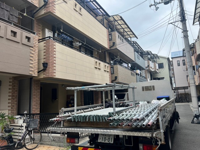 大阪市城東区で割れたテラス屋根の交換工事！まずは足場架けから